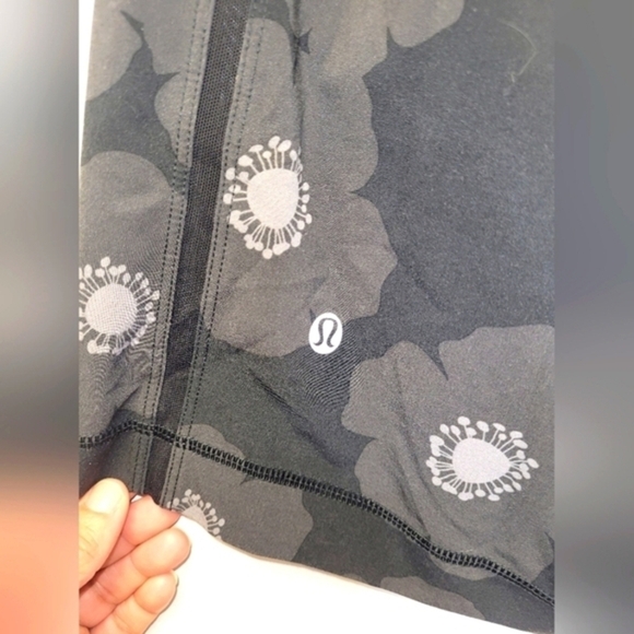 Lululemon Pace Breaker Short 9" Black and Grey Floral Size S - Picture 8 of 16